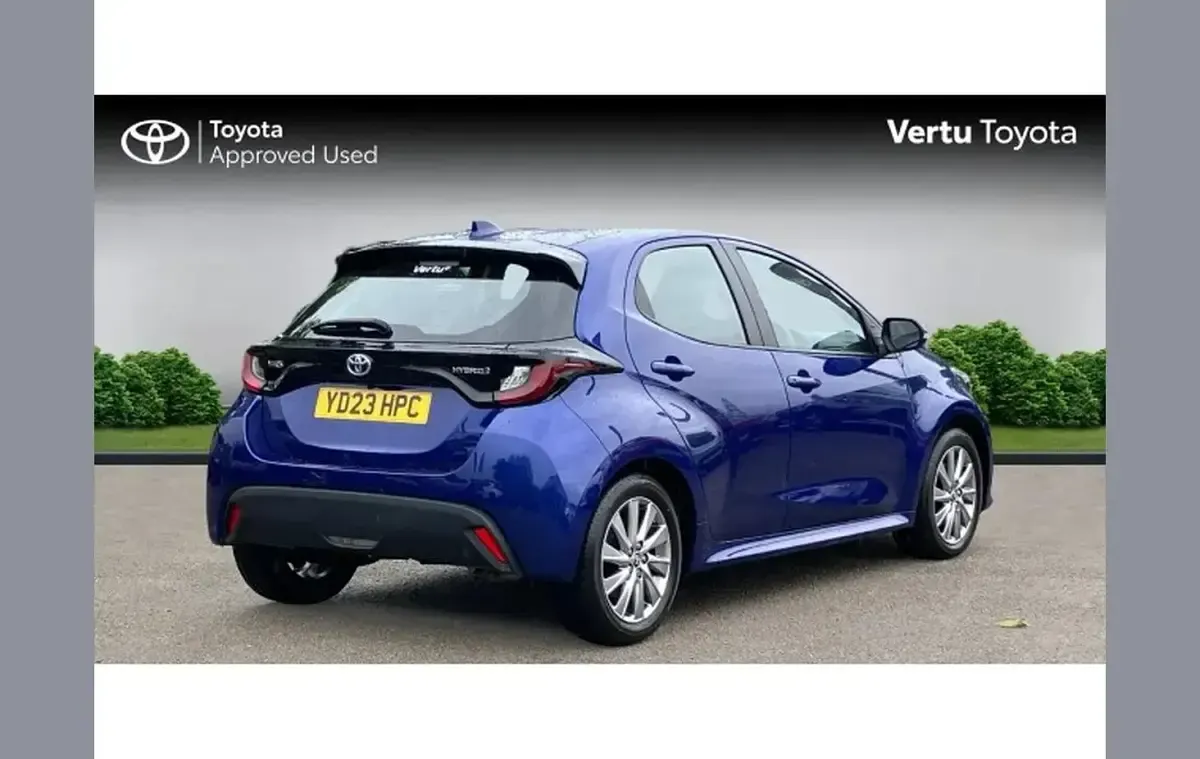 Used Toyota Yaris Hybrid 113 HP (83 kW) 2023 Blue Hatchback