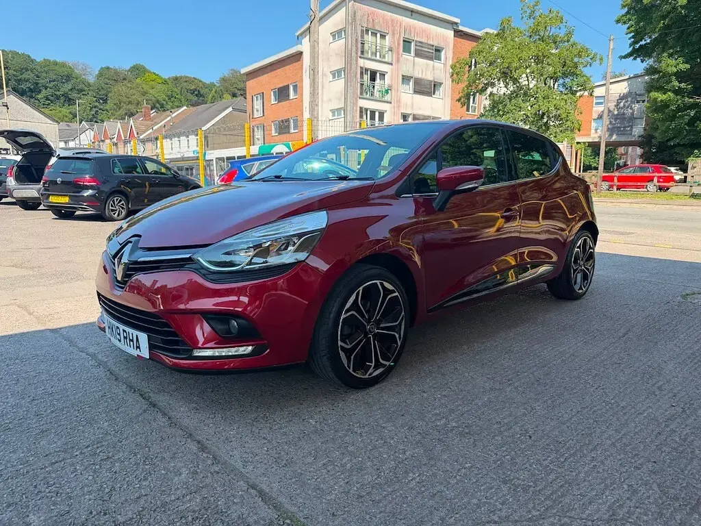 Used Renault Clio Iconic 90 HP (66 kW) 2019 Red Hatchback