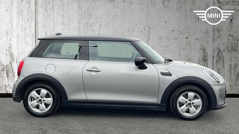 Usado Mini Cooper Classic 134 HP (98 kW) 2023 Prateado Citadino