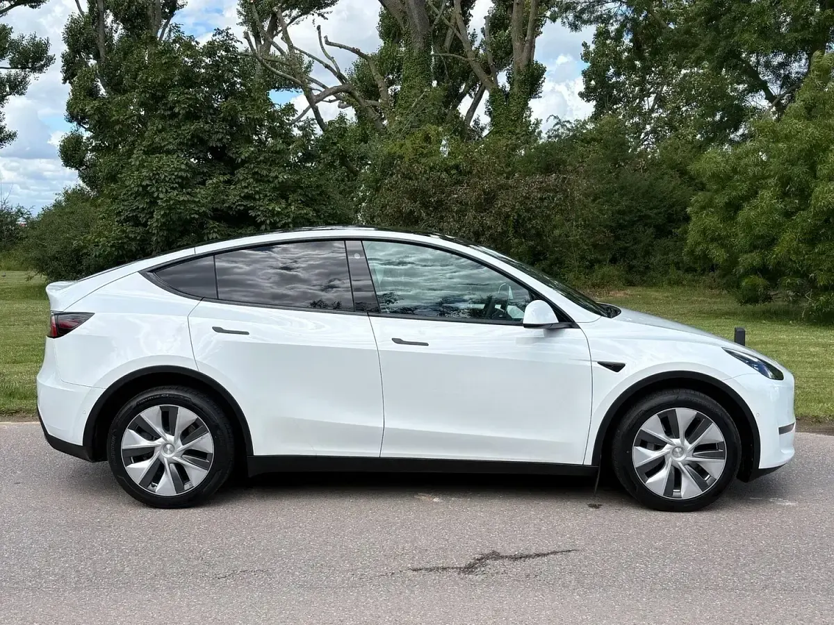 Used Tesla Model Y Long Range AWD 378 kW (514 HP) 2022 White SUV