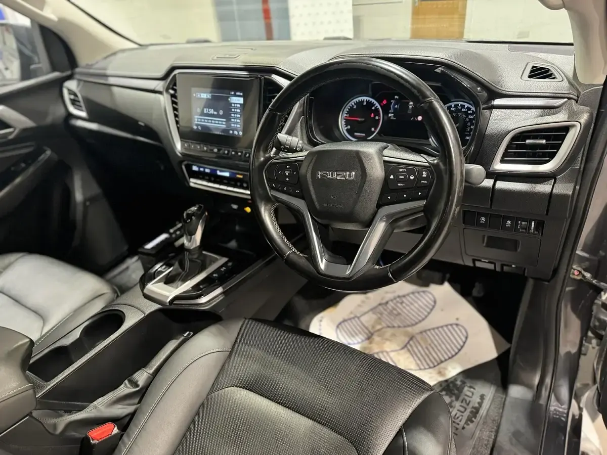Used Isuzu D-Max 163 HP (119 kW) 2023 Grey Pickup