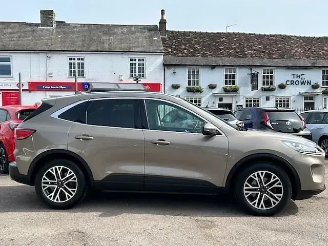 Usado Ford Kuga Titanium 190 HP (139 kW) 2020 Prateado SUV