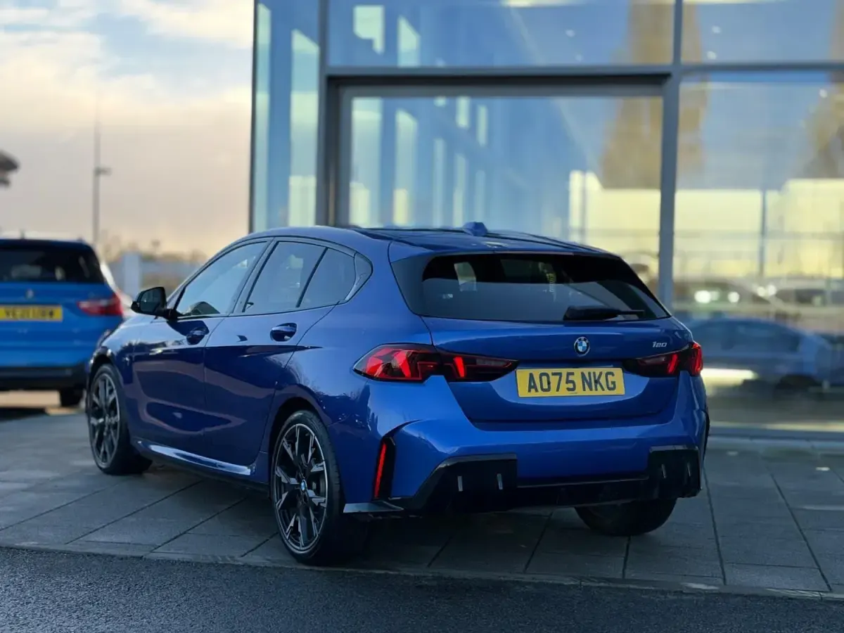 Begagnad BMW 120 M Sport 2025 Blå Halvkombi