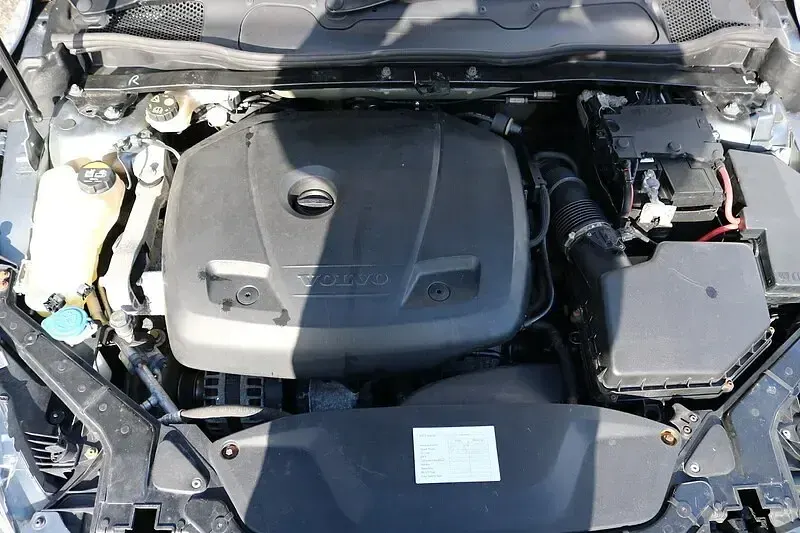Used Volvo V40 R-Design 242 HP (177 kW) 2017 Grey Hatchback