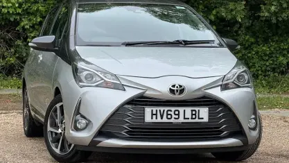 Usado Toyota Yaris 111 HP (81 kW) 2019 Prateado Citadino