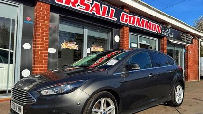 Usado Ford Focus Titanium 125 HP (91 kW) 2017 Cinzento Citadino