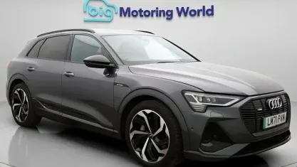 Usado Audi e-tron Black Edition 230 kW (313 CV) 2022 Gris SUV