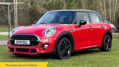 Begagnad Mini Cooper Hatch 136 HK (100 kW) 2019 Röd Halvkombi