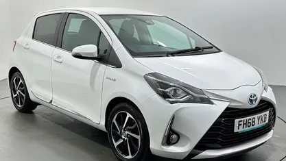 Used Toyota Yaris Hybrid 101 HP (74 kW) 2019 White Hatchback