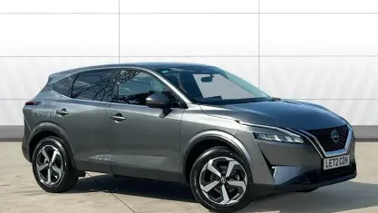 Begagnad Nissan Qashqai N-Connecta 158 HK (116 kW) 2023 Grå SUV