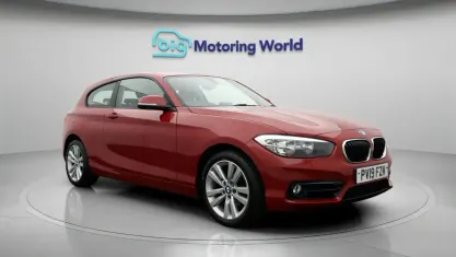 Begagnad BMW 118 Sport Line 136 HK (100 kW) 2019 Röd Halvkombi