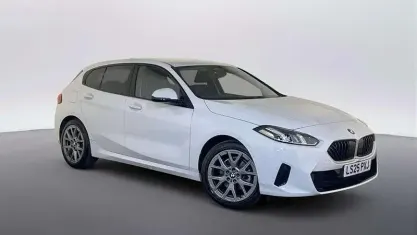 Begagnad BMW 120 Sport Line 170 HK (125 kW) 2025 Vit Halvkombi