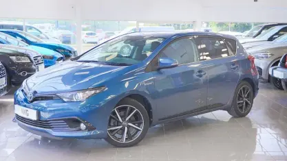 Used Toyota Auris Hybrid Design 136 HP (100 kW) 2018 Blue Hatchback