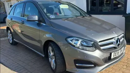 Usado Mercedes B180 Active 109 HP (80 kW) 2016 Cinzento Monovolume