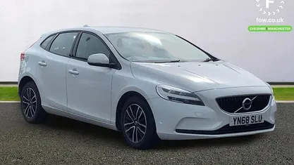 Used Volvo V40 Momentum 122 HP (89 kW) 2018 White Hatchback