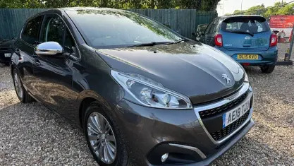 Usado Peugeot 208 Allure 82 HP (60 kW) 2018 Cinzento Citadino