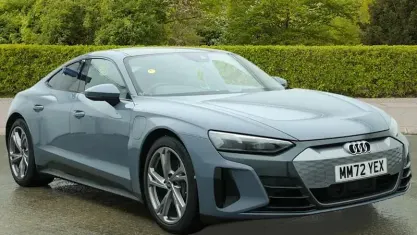 Usado Audi e-tron GT quattro Advanced 389 kW (530 CV) 2023 Gris Berlina