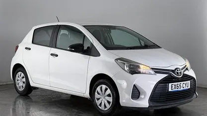 Used Toyota Yaris Active 69 HP (50 kW) 2015 White Hatchback