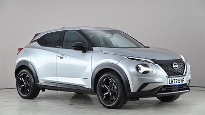 Begagnad Nissan Juke N-Connecta 143 HK (105 kW) 2023 Silver SUV