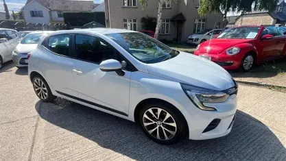 Used Renault Clio Iconic 90 HP (66 kW) 2021 White Hatchback