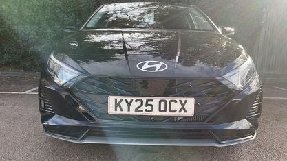 Neu Hyundai i20 Premium 101 PS (74 kW) 2025 Schwarz Kleinwagen