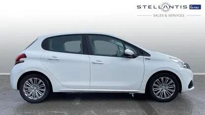 White Used 2018 Peugeot 208 Signature Sky Hatchback | £6,377 (Fair price)