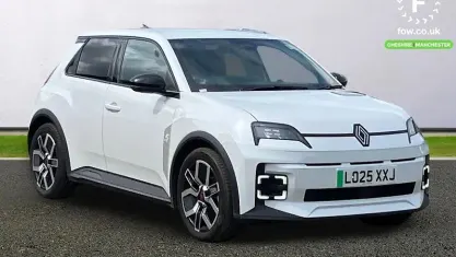 Used Renault 5 E-Tech Komfort 110 kW (150 HP) 2025 White Hatchback