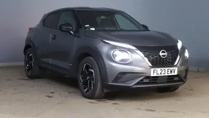 Begagnad Nissan Juke N-Connecta 143 HK (105 kW) 2023 Grå SUV