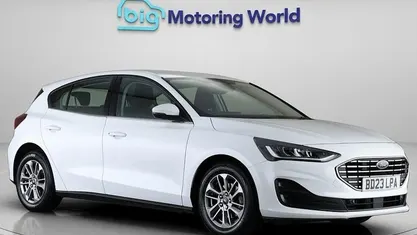 Begagnad Ford Focus Titanium 125 HK (91 kW) 2023 Vit Halvkombi