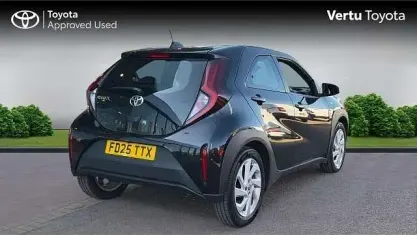 Używany Toyota Aygo X PURE 72 KM (52 kW) 2025 Czarny SUV