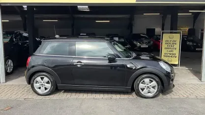 Usado Mini ONE Hatch 102 CV (75 kW) 2017 Negro Utilitario