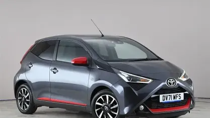 Usado Toyota Aygo Trend 72 HP (52 kW) 2021 Cinzento Citadino