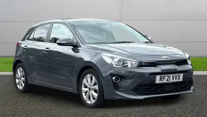 Usado Kia Rio 120 CV (88 kW) 2021 Gris Utilitario