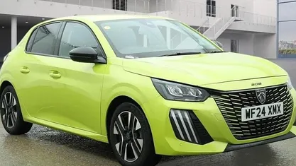 Used Peugeot 208 Allure 101 HP (74 kW) 2024 Yellow Hatchback