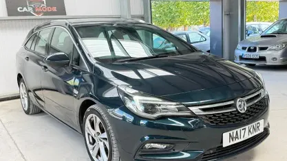 Used Vauxhall Astra SRi 150 HP (110 kW) 2017 Green Estate