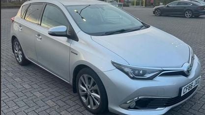Usado Toyota Auris Hybrid 136 CV (100 kW) 2016 Plateado Utilitario