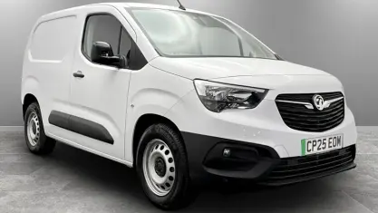 Used Vauxhall Combo 100 kW (136 HP) 2025 White MPV