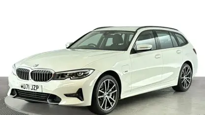 Usado BMW 330e Sport Line 292 CV (214 kW) 2022 Blanco Familiar