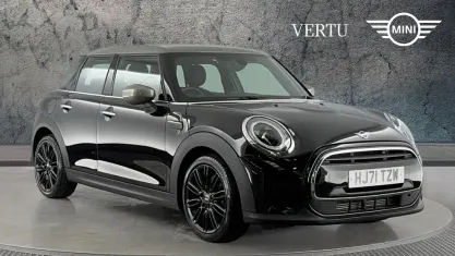 Begagnad Mini Cooper Exclusive 136 HK (100 kW) 2022 Svart Halvkombi
