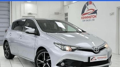 Używany Toyota Auris Design 112 KM (82 kW) 2017 Srebrny Hatchback