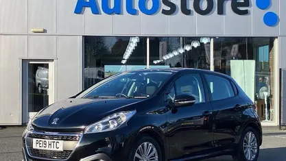 Used Peugeot 208 Signature Sky 82 HP (60 kW) 2019 Hatchback