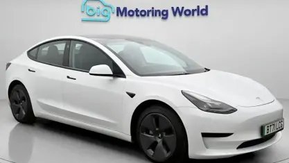 Used Tesla Model 3 Standard Range Plus 222 kW (302 HP) 2021 White Sedan