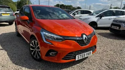 Used Renault Clio Iconic 101 HP (74 kW) 2020 Orange Hatchback