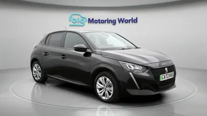 Begagnad Peugeot e-208 Allure+ 100 kW (136 HK) 2022 Halvkombi