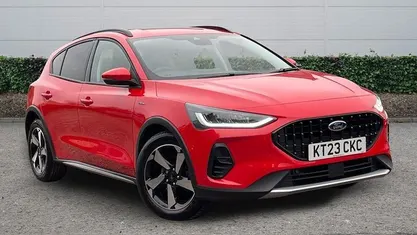 Begagnad Ford Focus Active 125 HK (91 kW) 2023 Röd Halvkombi