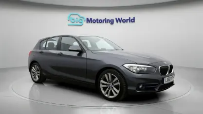 Begagnad BMW 118 Sport Line 136 HK (100 kW) 2018 Grå Halvkombi