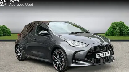Usado Toyota Yaris Hybrid Sport 116 CV (85 kW) 2022 Gris Utilitario