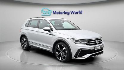 Second-hand VW Tiguan R-line 150 CP (110 kW) 2023 Argintiu SUV