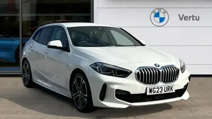 Begagnad BMW 118 M Sport 140 HK (102 kW) 2023 Vit Halvkombi