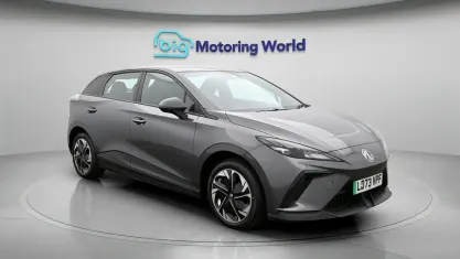 Begagnad MG MG4 EV SE 319 kW (435 HK) 2023 Halvkombi